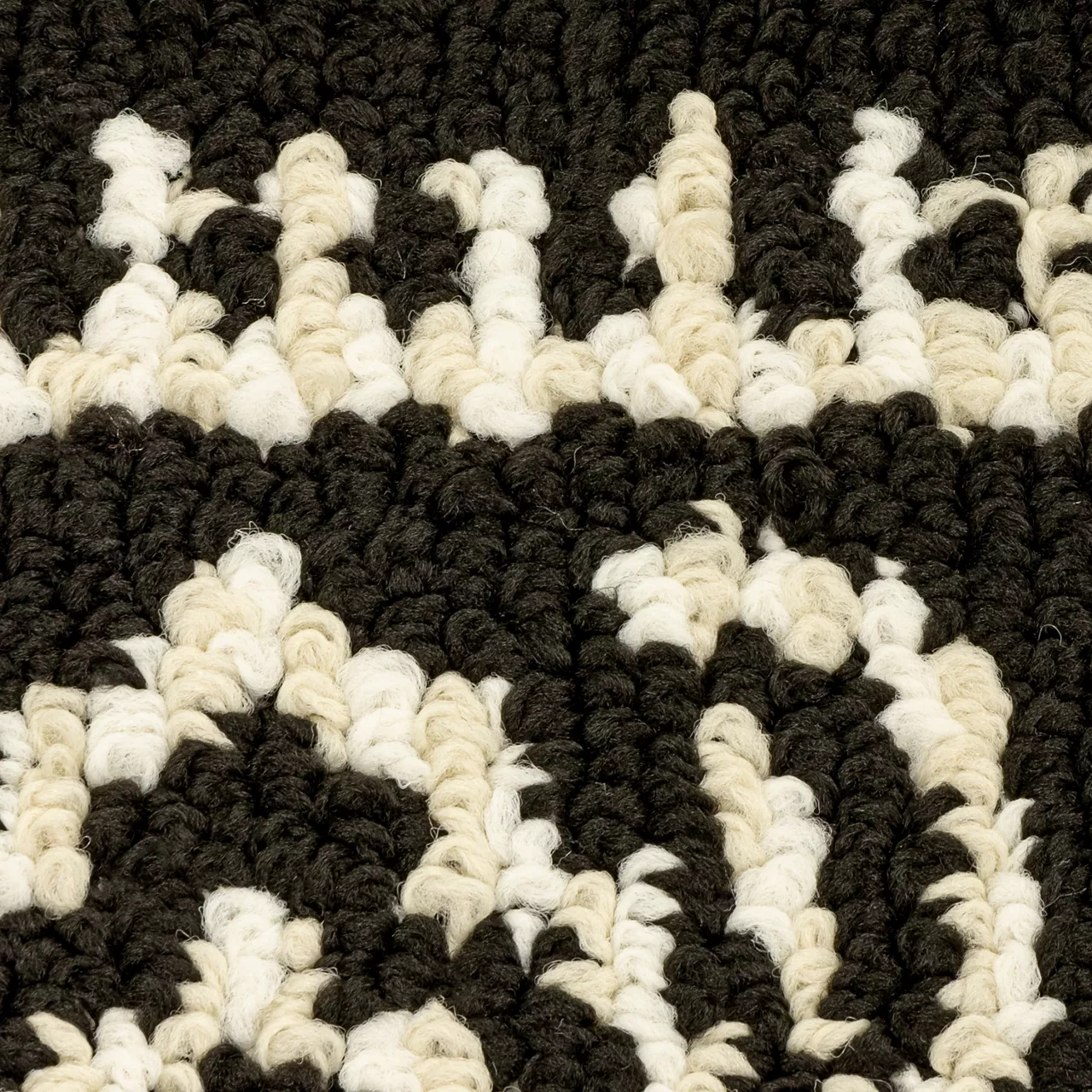 Broyhill Black & White Ornate Fascination Accent Rug 10 Broyhill Black & White Ornate Fascination Accent Rug - Image 10